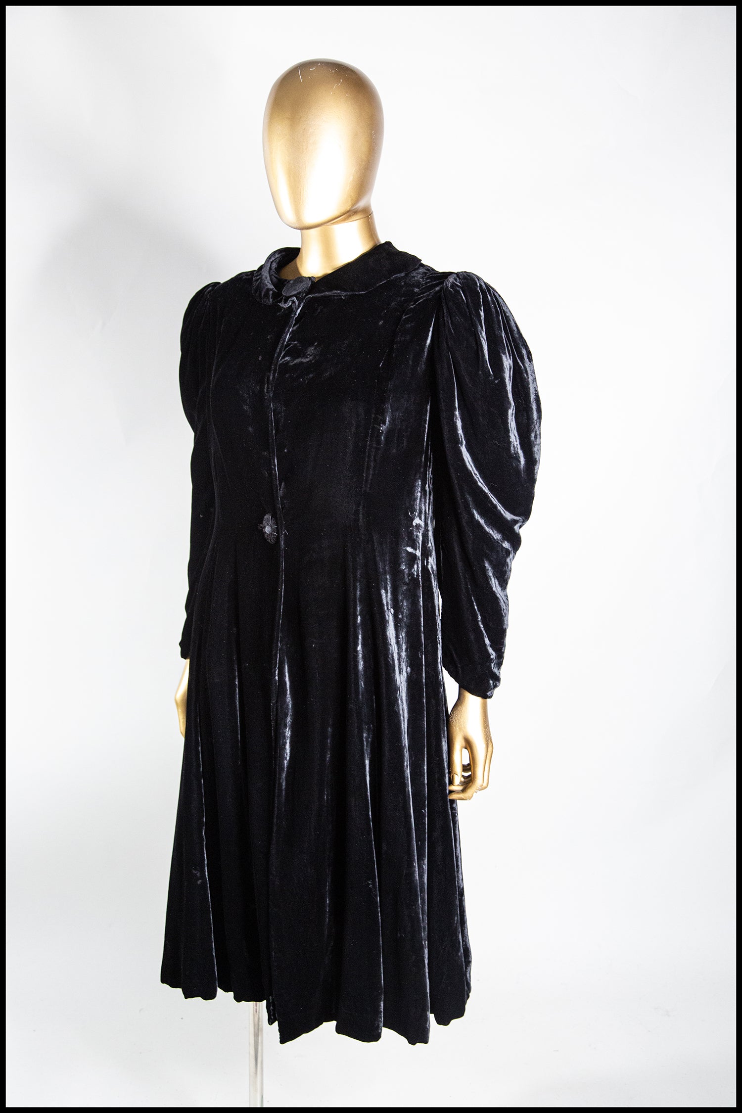 1940s black dress 40s And 50s Fashion Unique Vintage Plus Size Style Black Knit Short Sleeve three darts in the head with a tuck into the hem Black 1940s Solid Buttoned Lapel