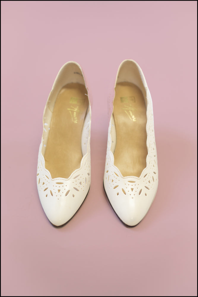 Vintage 1980s White Scallop Shoes Size 5