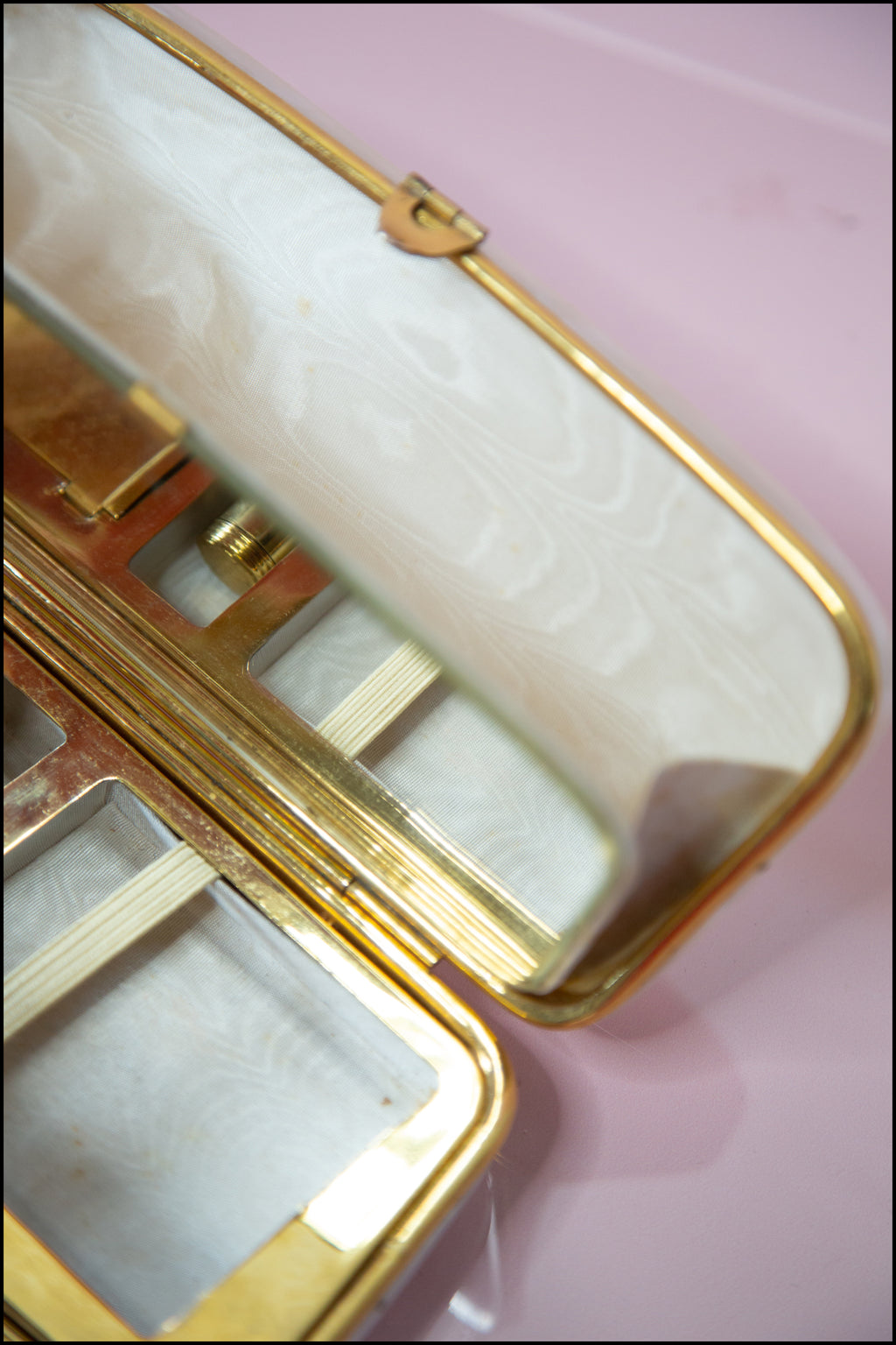 Vintage 1950s Pearl Lucite Compact Bag