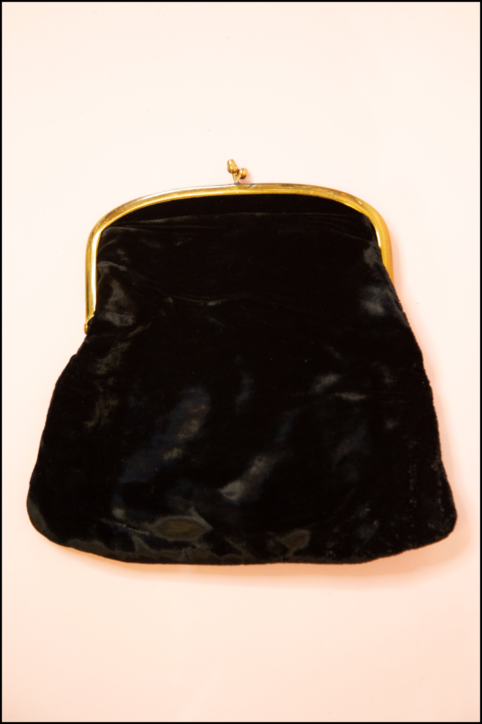 Bow clutch in black velvet — August Night