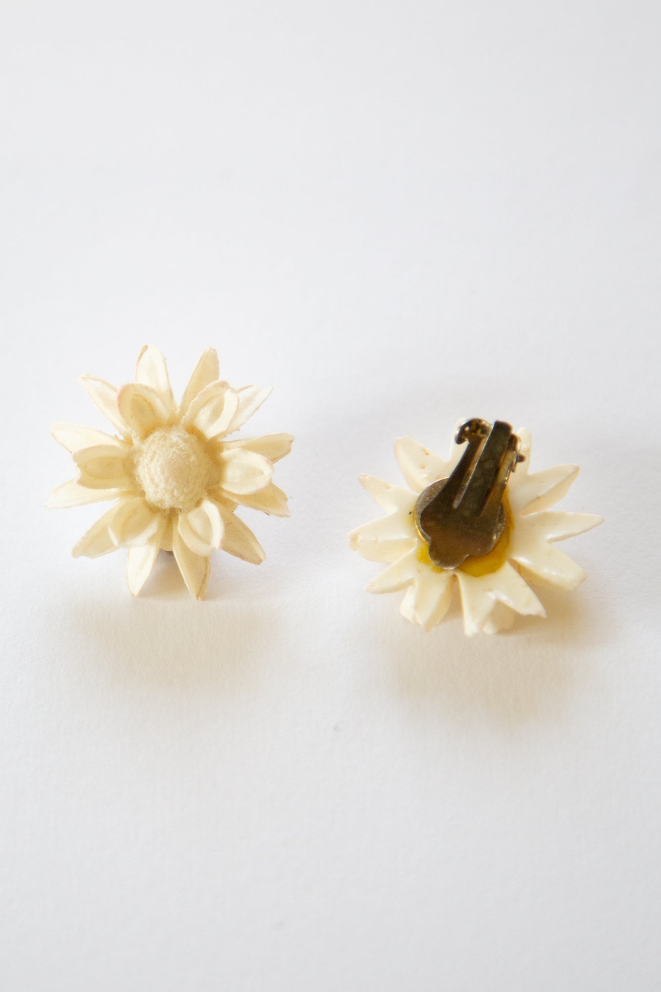 Vintage 1960s Plastic Daisy Earrings