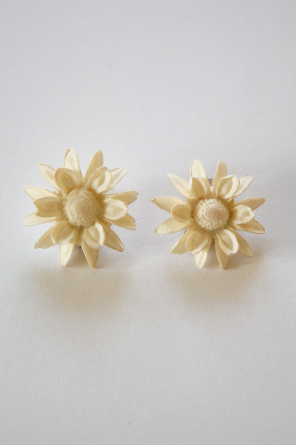 Vintage 1960s Plastic Daisy Earrings