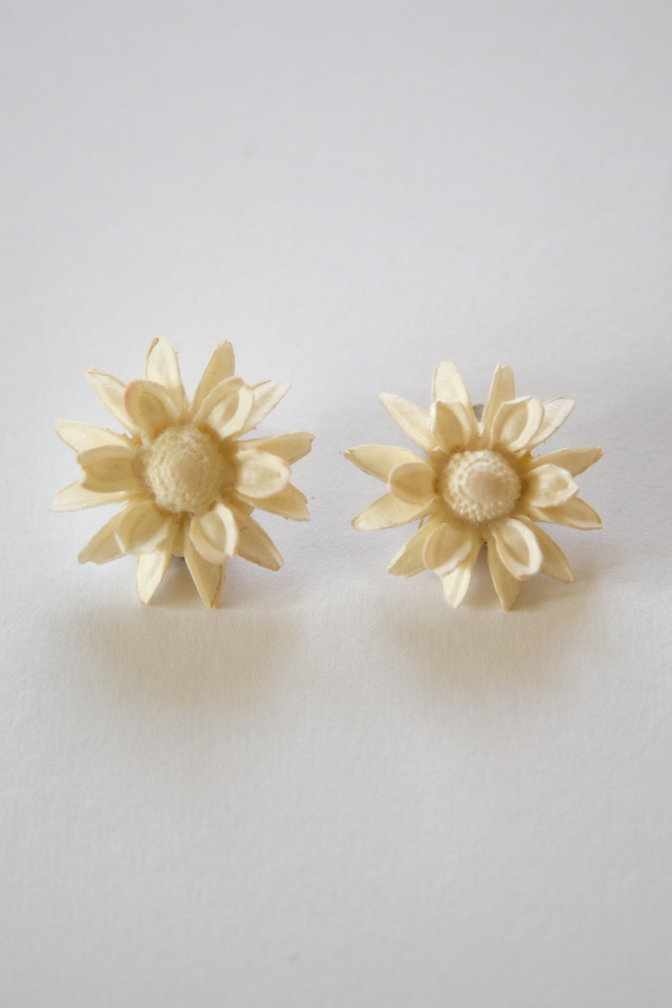 Vintage 1960s Plastic Daisy Earrings