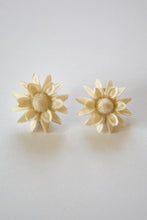 Vintage 1960s Plastic Daisy Earrings