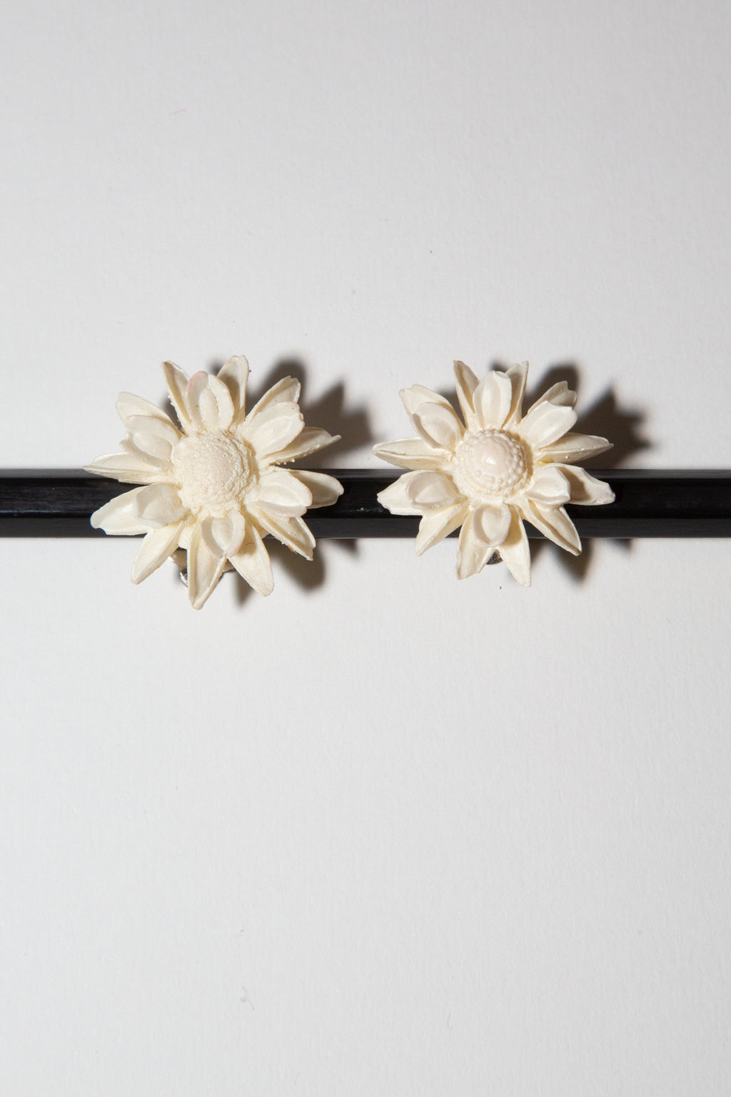 Vintage 1960s Plastic Daisy Earrings