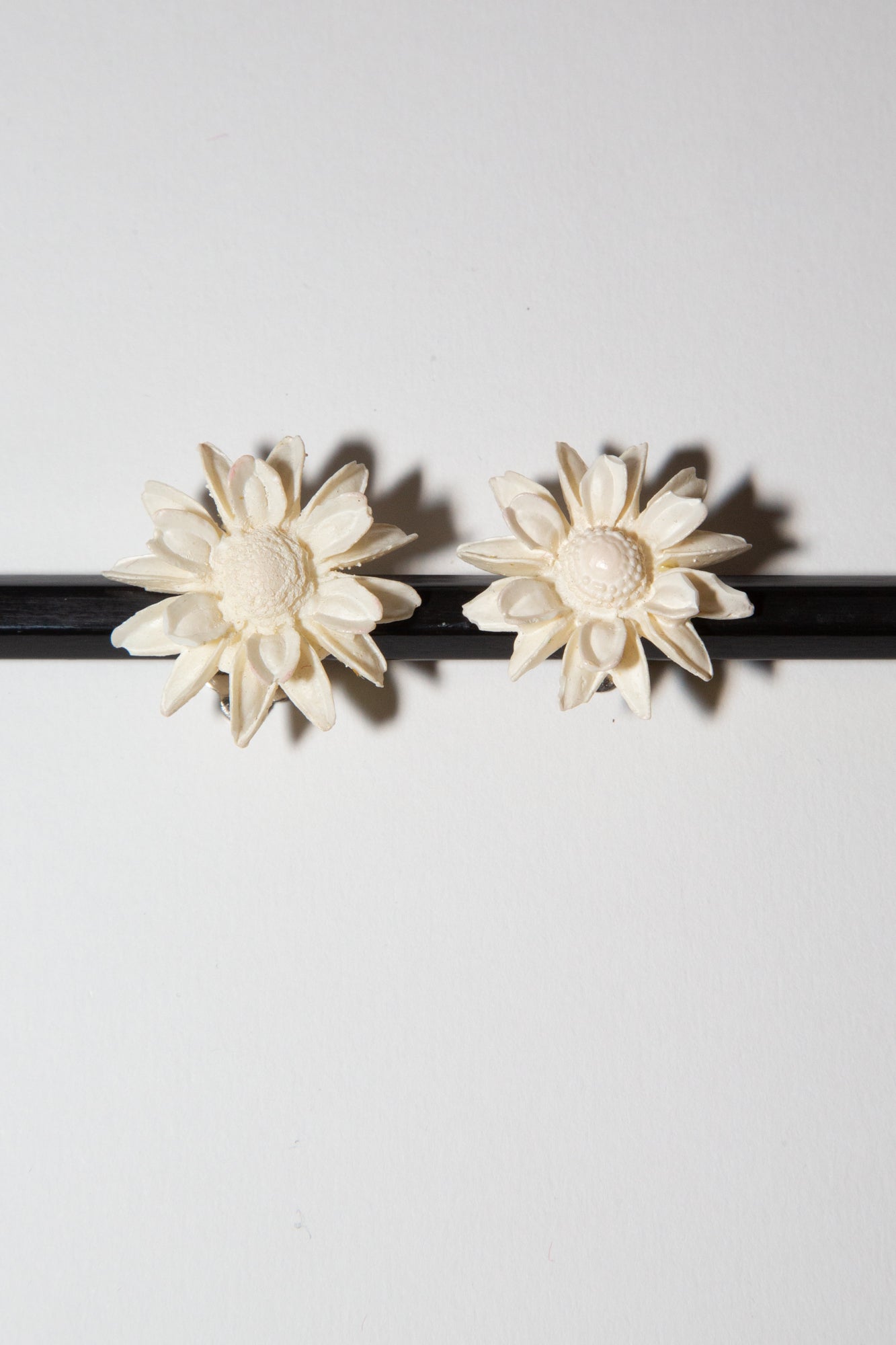 Vintage 1960s Plastic Daisy Earrings