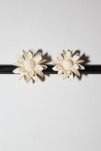 Vintage 1960s Plastic Daisy Earrings