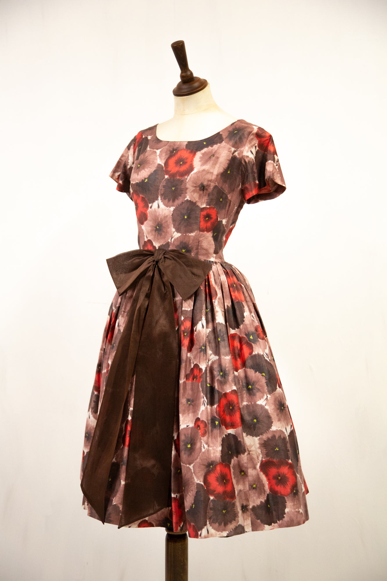 1950s cotton dress Stunning 1950s crisp cotton dress now available on our website. Such a spectacular print consisting of yellow roses and daisies with green leaves over a black and white grid pattern. Love the