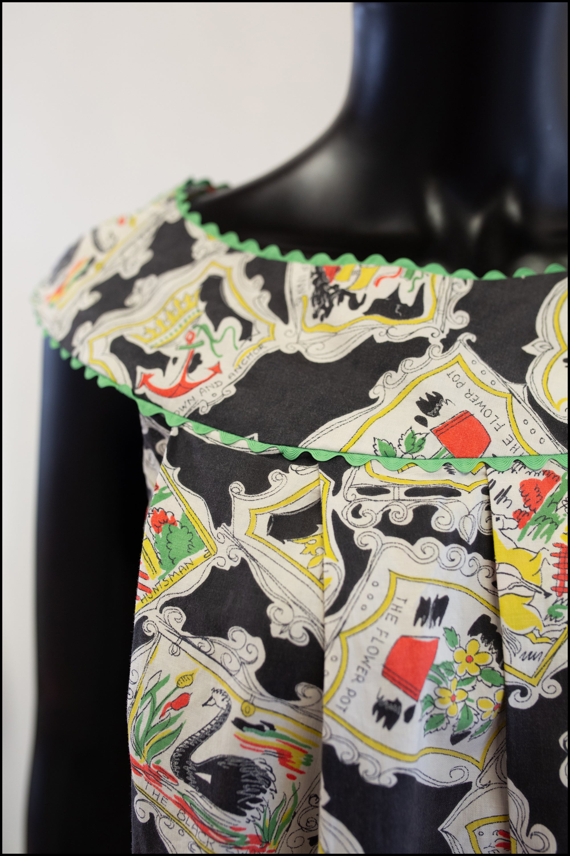 Vintage 1950s Novelty Pub Sign Smock Top