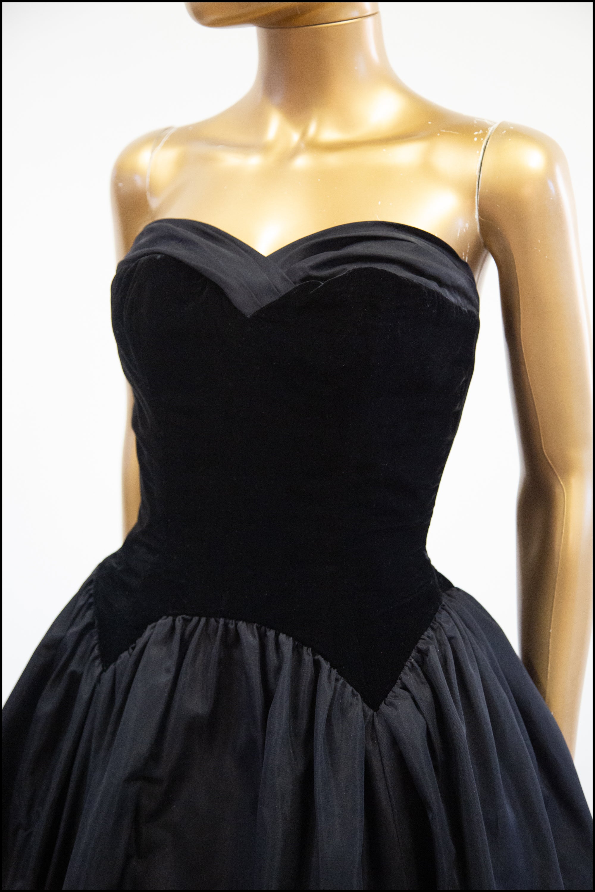 Vintage 1950s Black Velvet Sweetheart Cocktail Dress ALEXANDRA-KING Vintage 1950s Black Velvet Sweetheart Cocktail Dress ALEXANDRA-KING