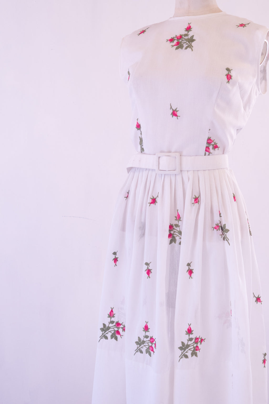 Vintage 1950s White Embroidered Rose Dress