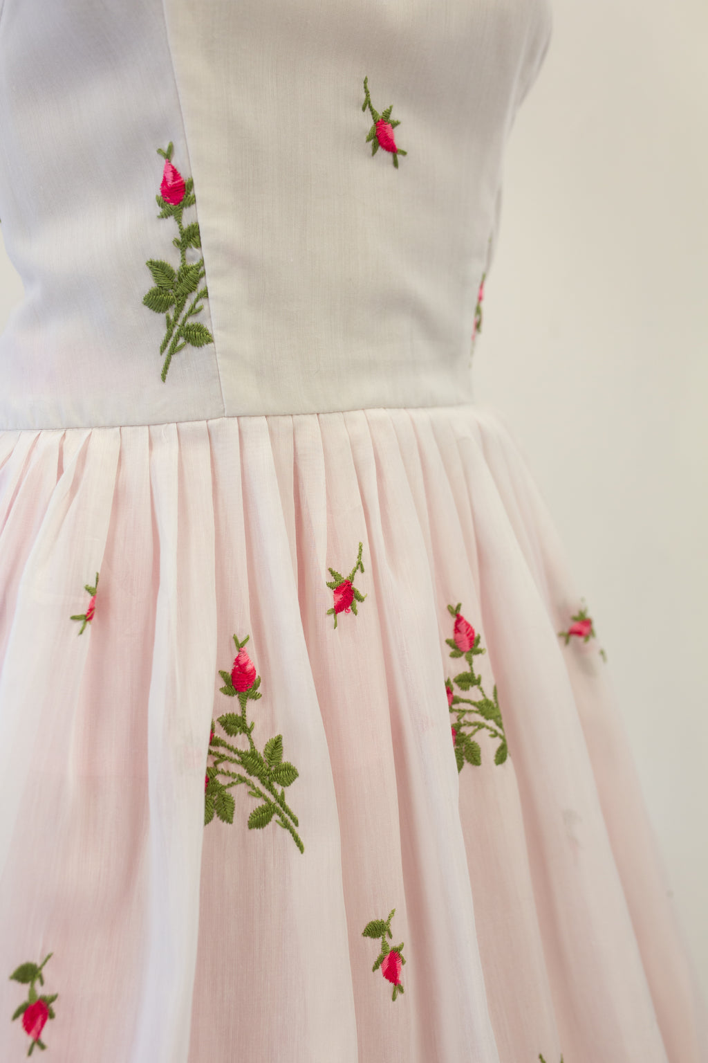 Vintage 1950s White Embroidered Rose Dress
