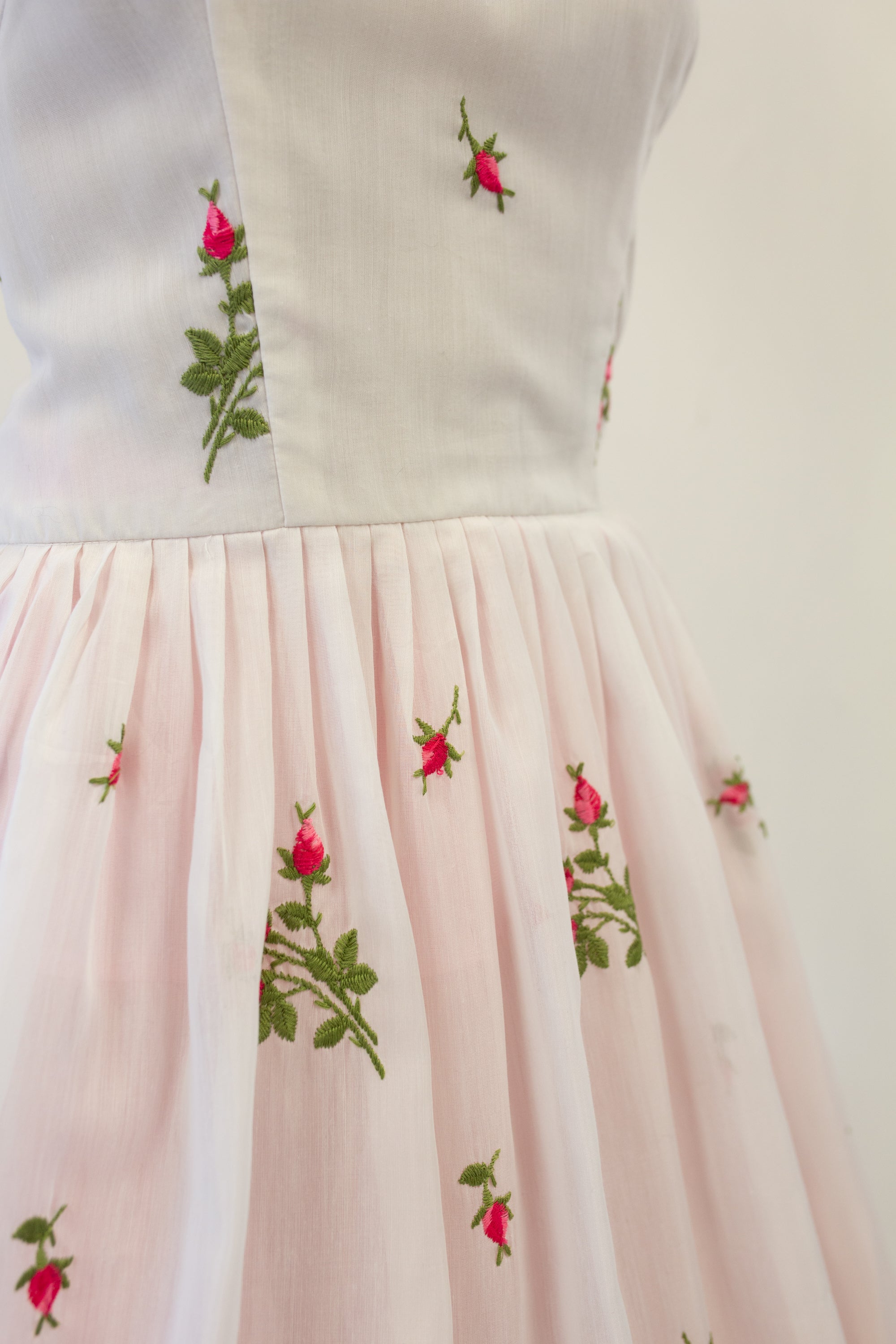 Vintage 1950s White Embroidered Rose Dress