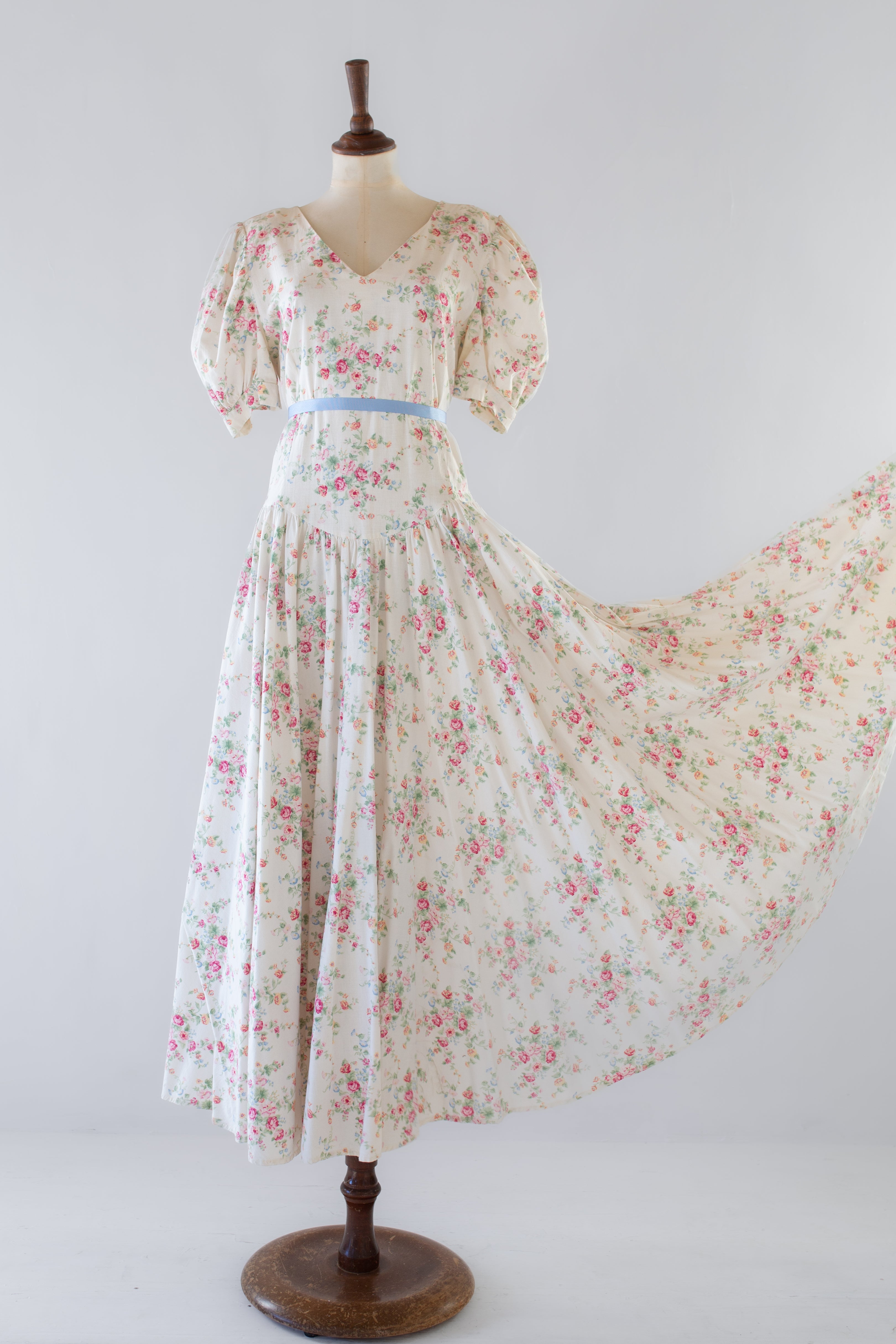 vintage cream floral maxi dress Vintage 1980s White Floral Print Maxi Dress – ALEXANDRA-KING