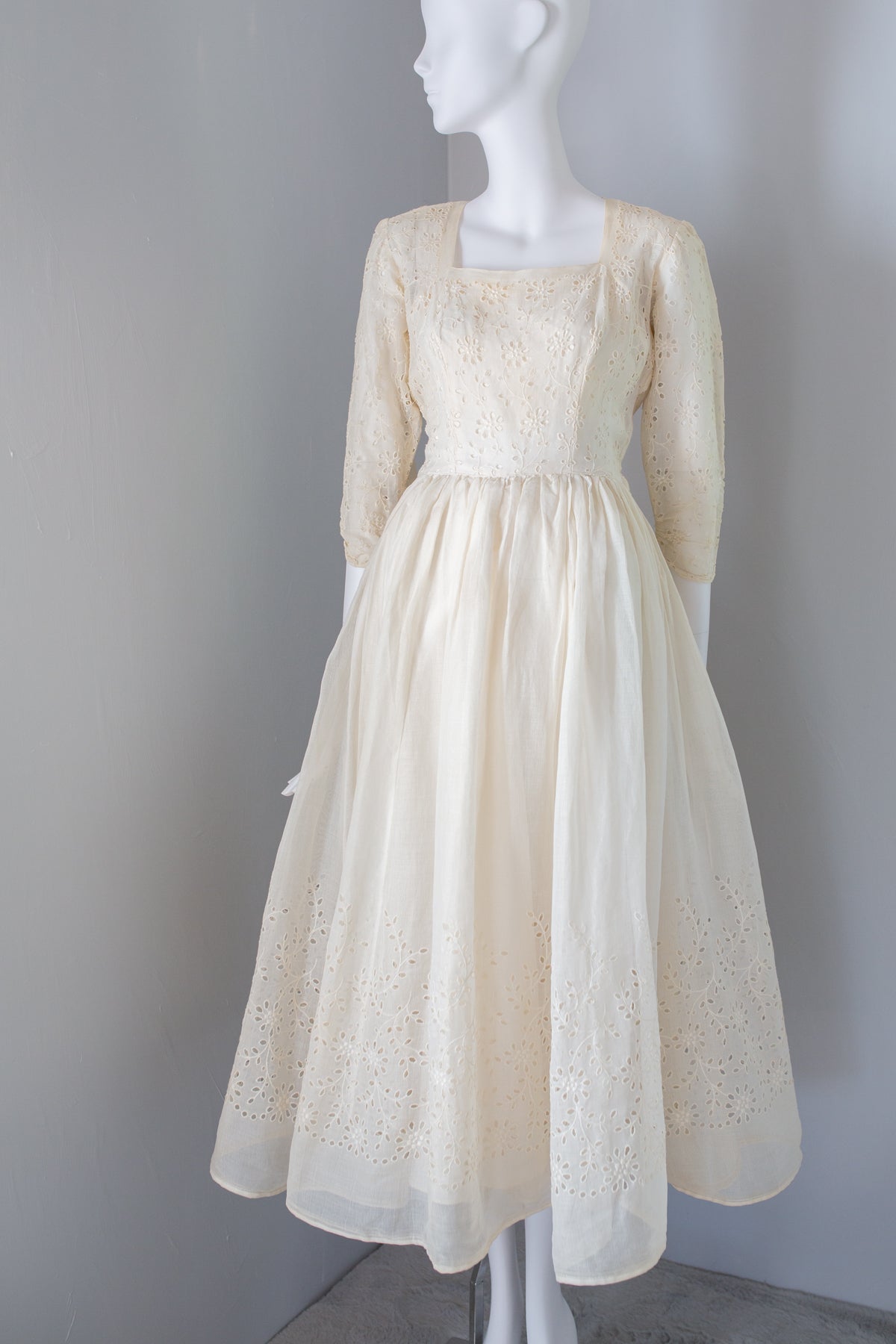 Vintage 1950s Cream Cotton Organdie Broderie Anglaise Dress