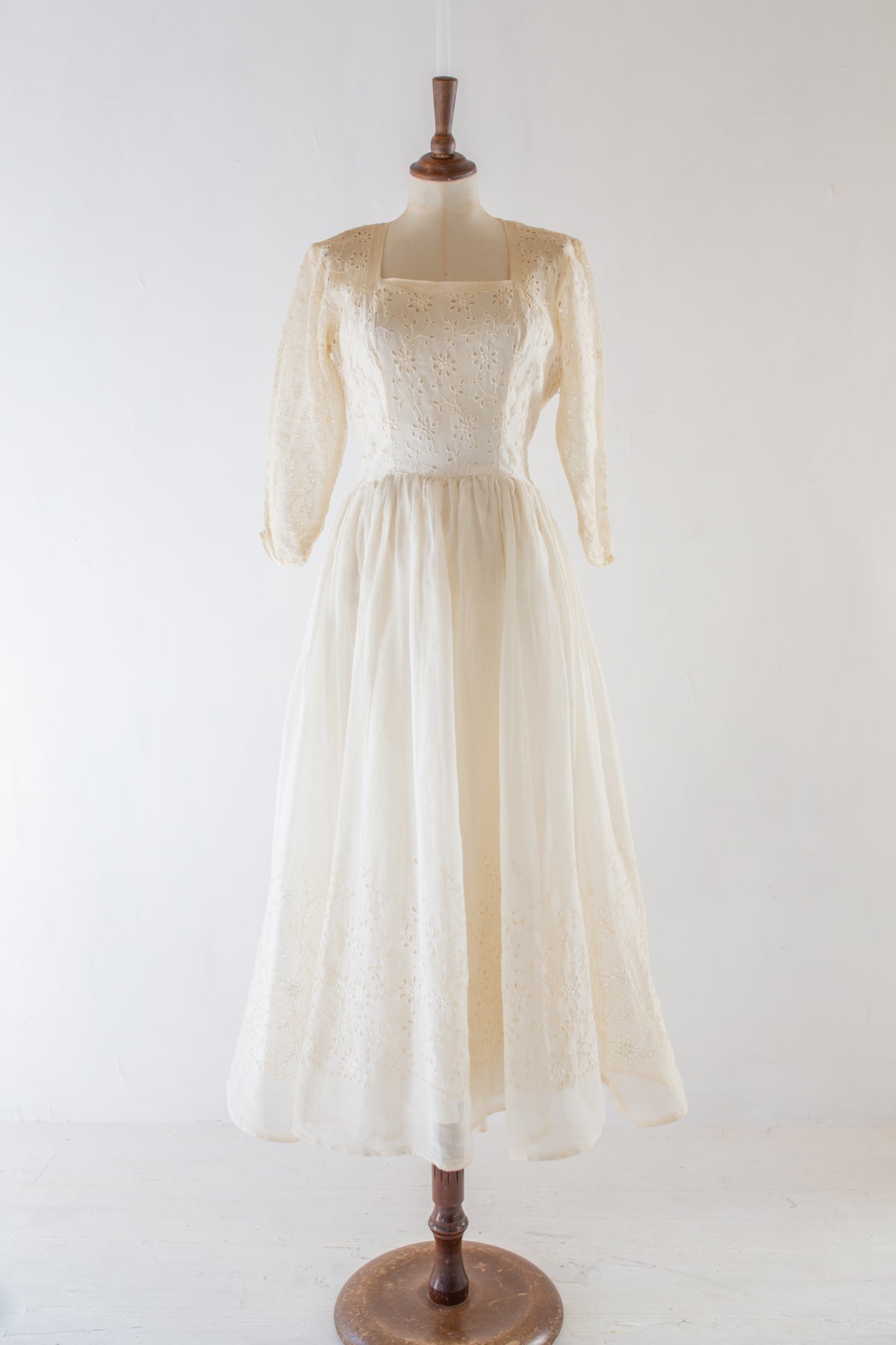 Vintage 1950s Cream Cotton Organdie Broderie Anglaise Dress