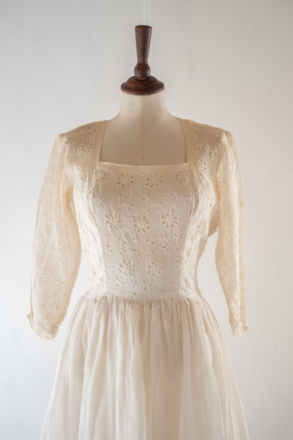 Vintage 1950s Cream Cotton Organdie Broderie Anglaise Dress