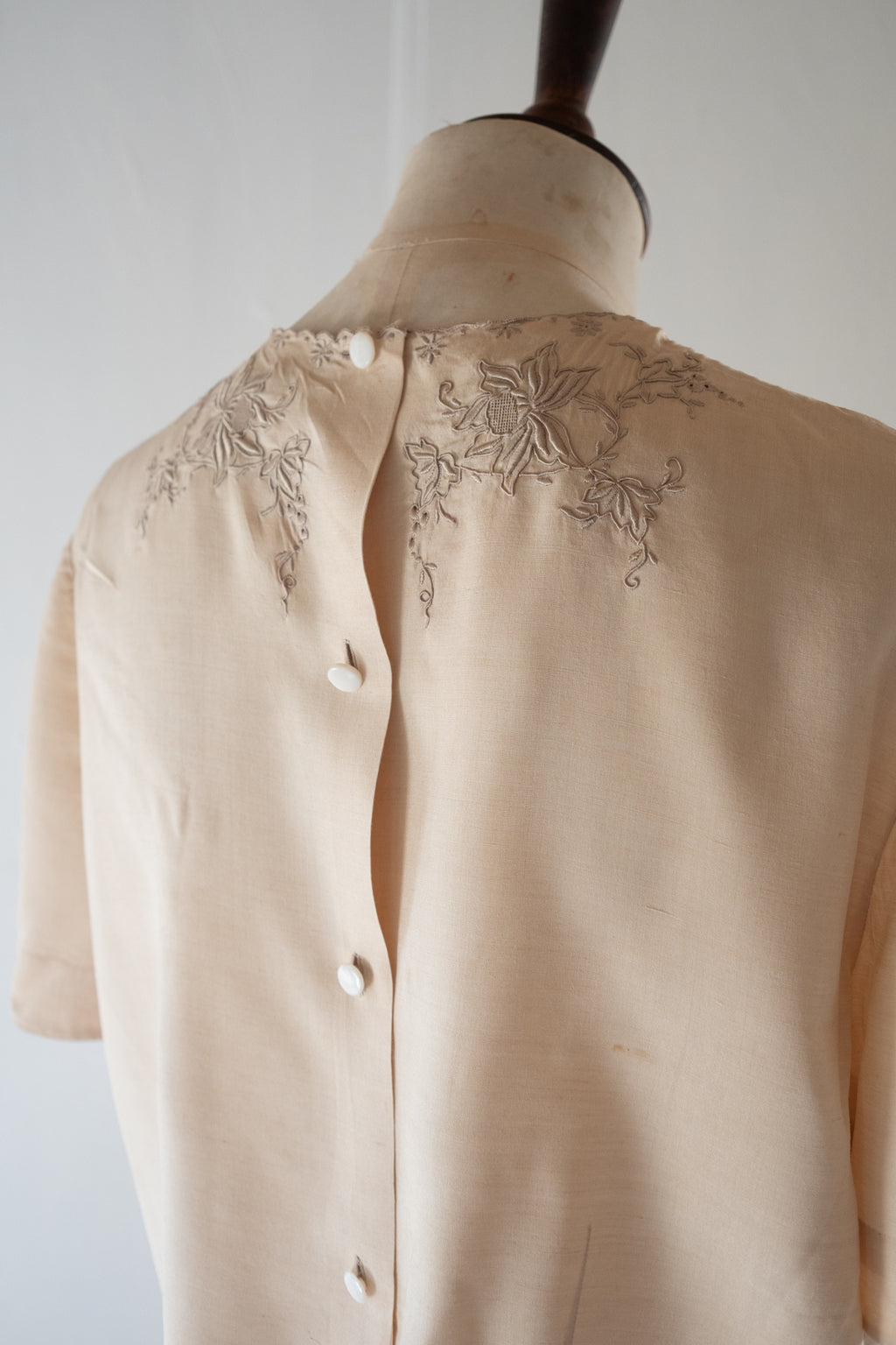 Vintage 1950s Cream Silk Embroidered T Shirt