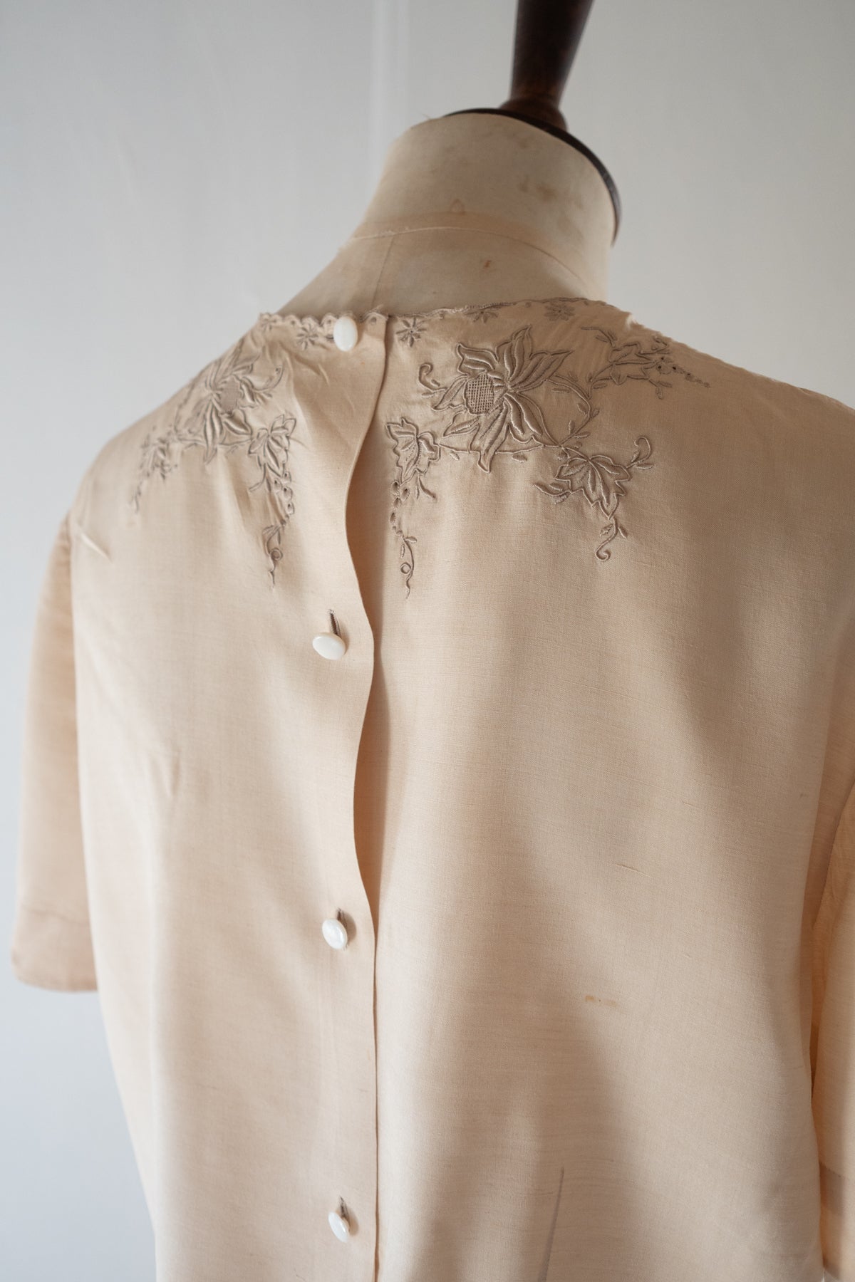 Vintage 1950s Cream Silk Embroidered T Shirt