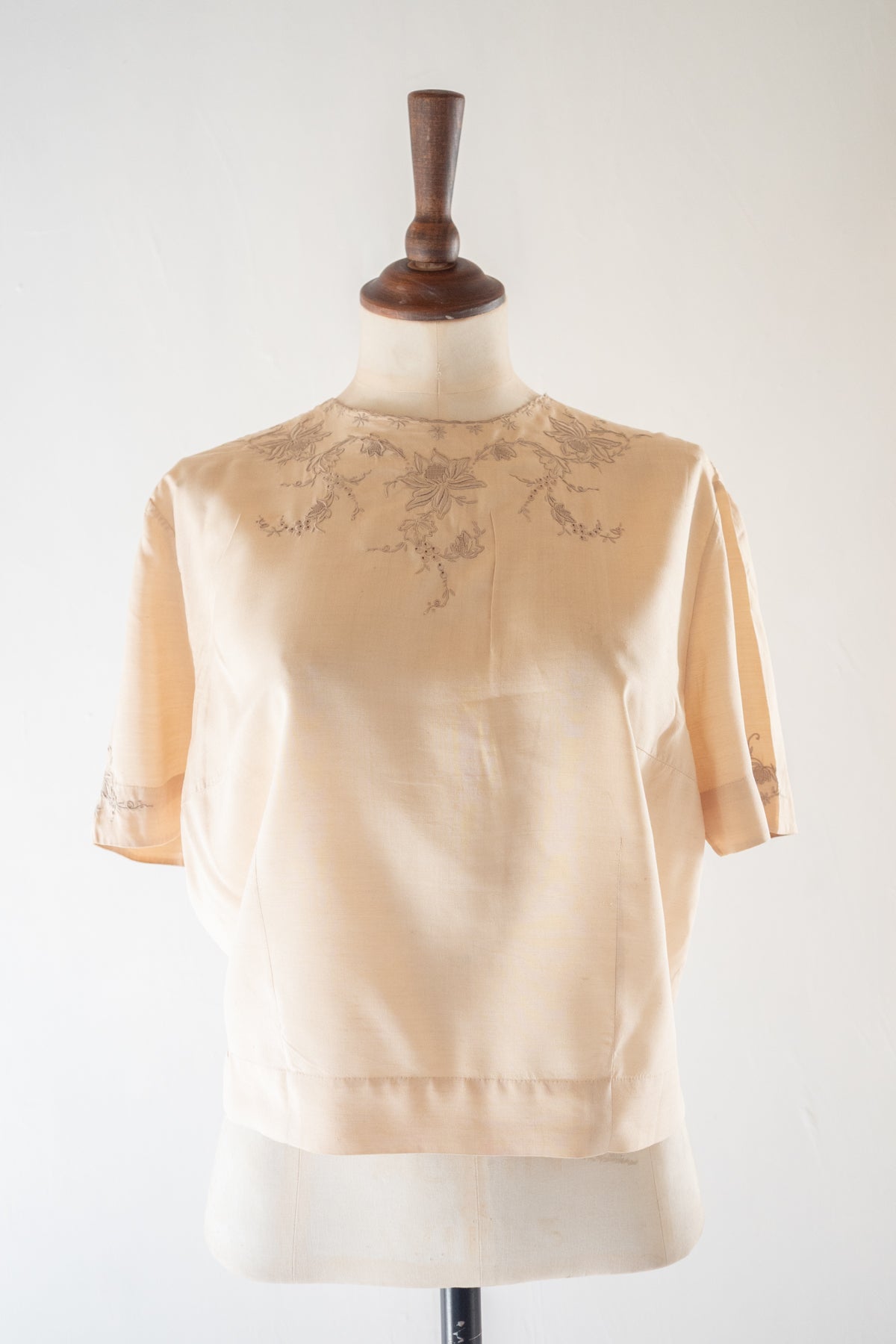 vintage cream silk Chinese embroidered t shirt 1950s 