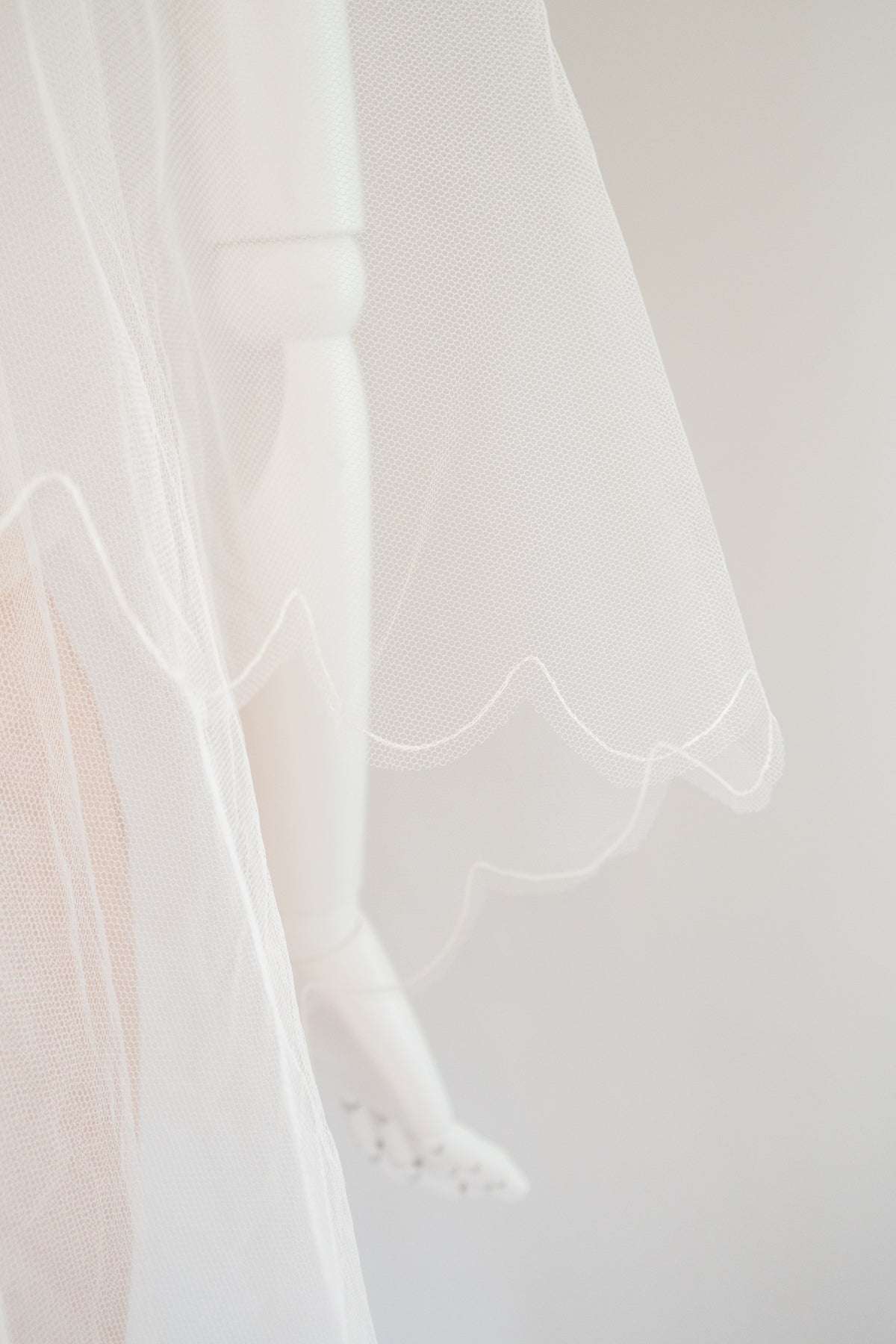 Vintage 1950s Ivory Scalloped Fingertip Veil