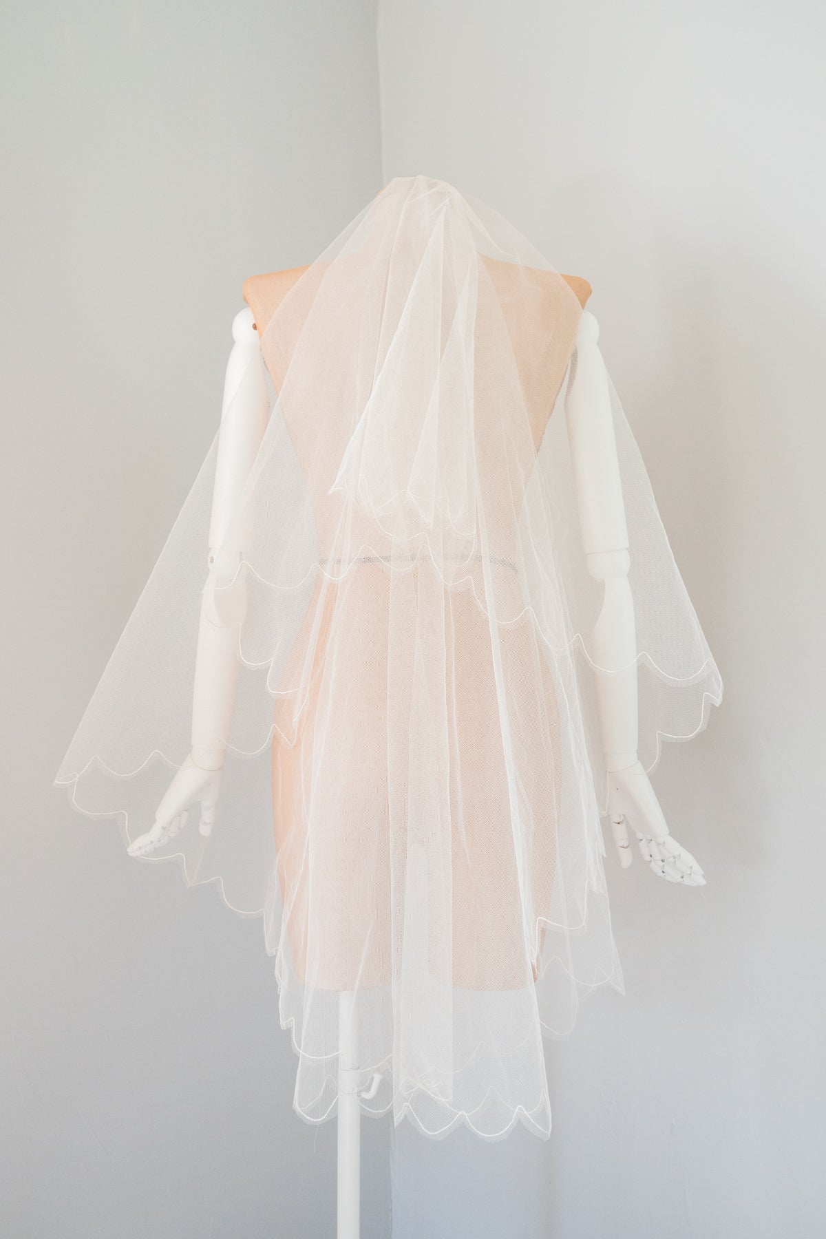 Vintage 1950s Ivory Scalloped Fingertip Veil