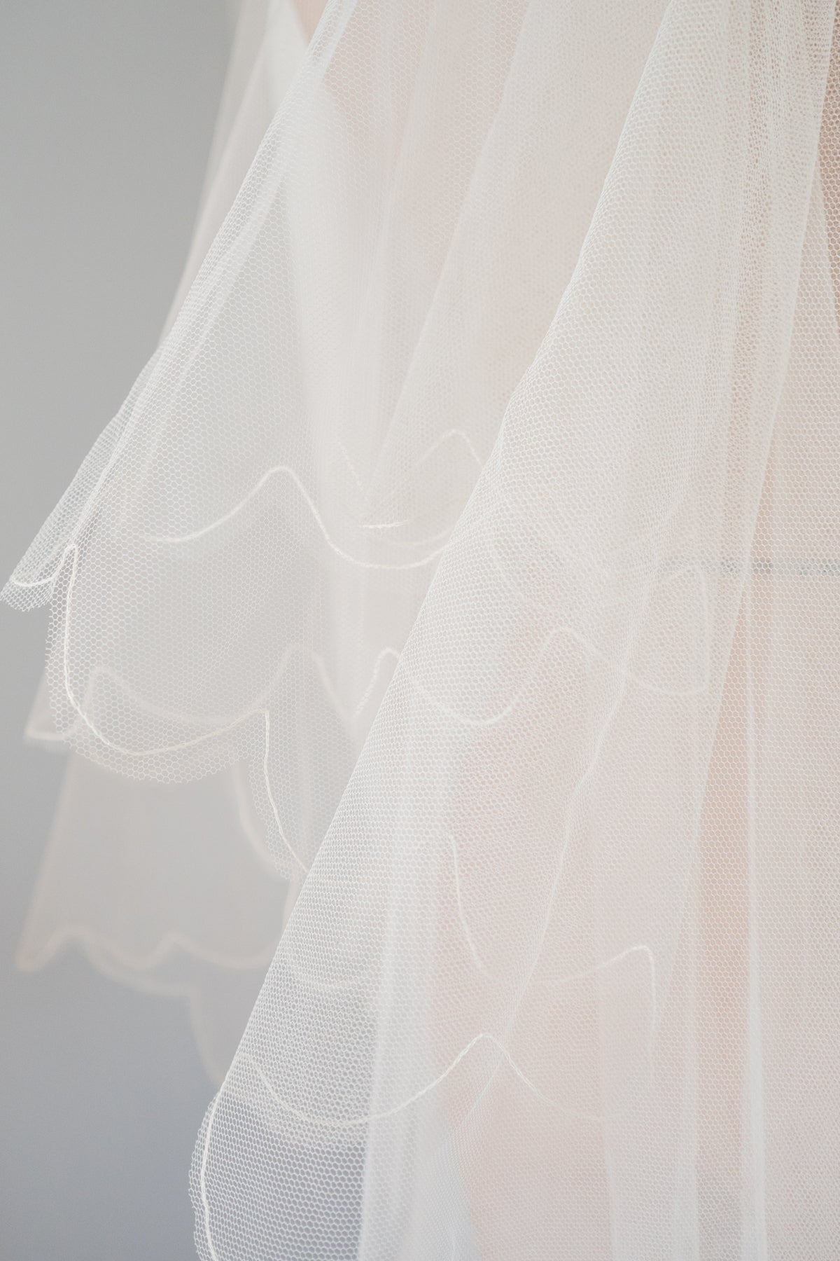 Vintage 1950s Ivory Scalloped Fingertip Veil