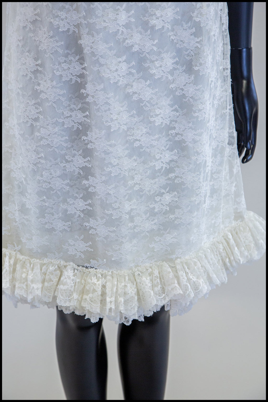 Vintage 1960s White Lace Trapeze Dress