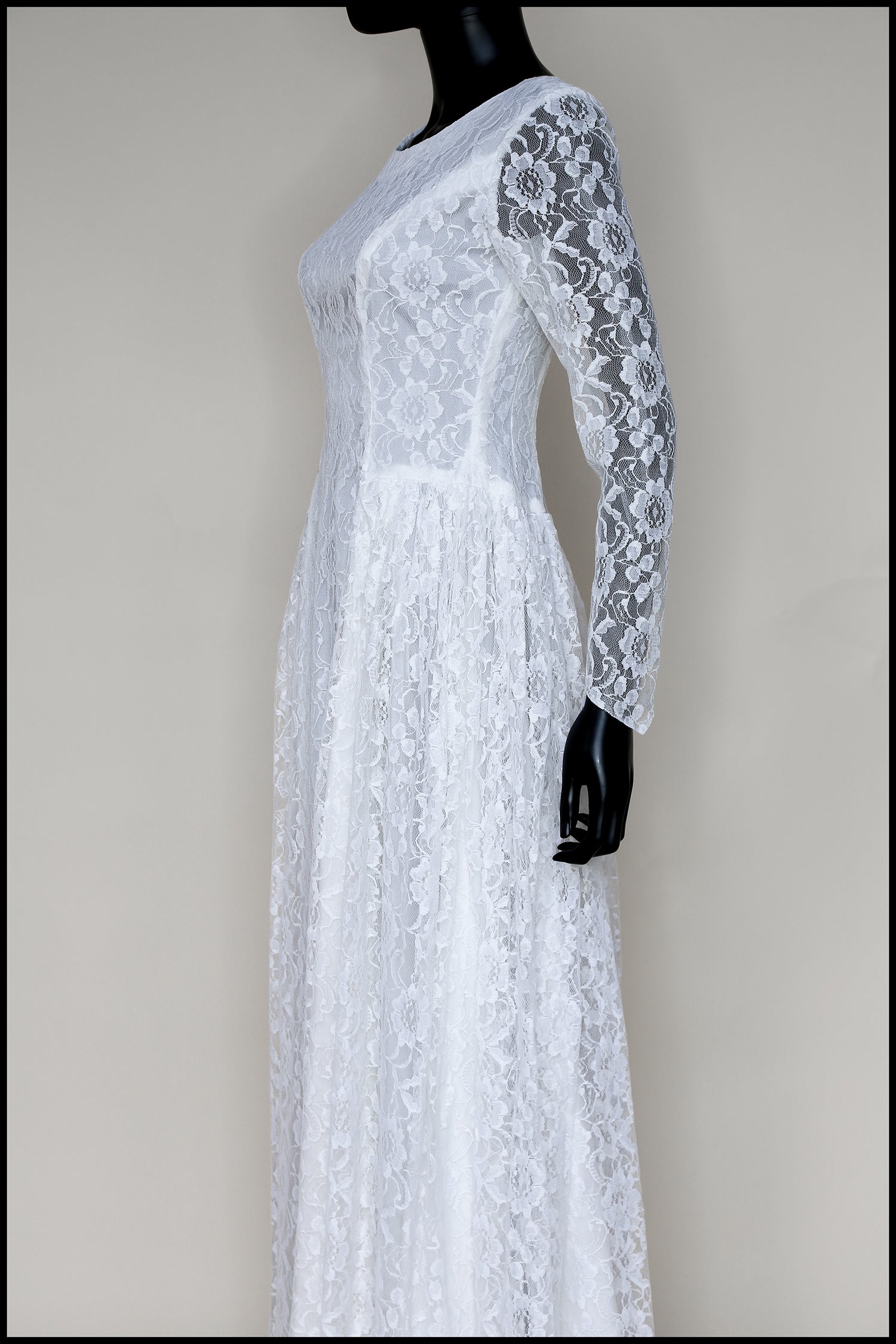 Vintage 1950s Ivory Lace Long Sleeve Gown