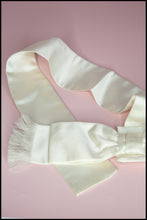 Vintage 1950s Ivory Satin Bow Belt S