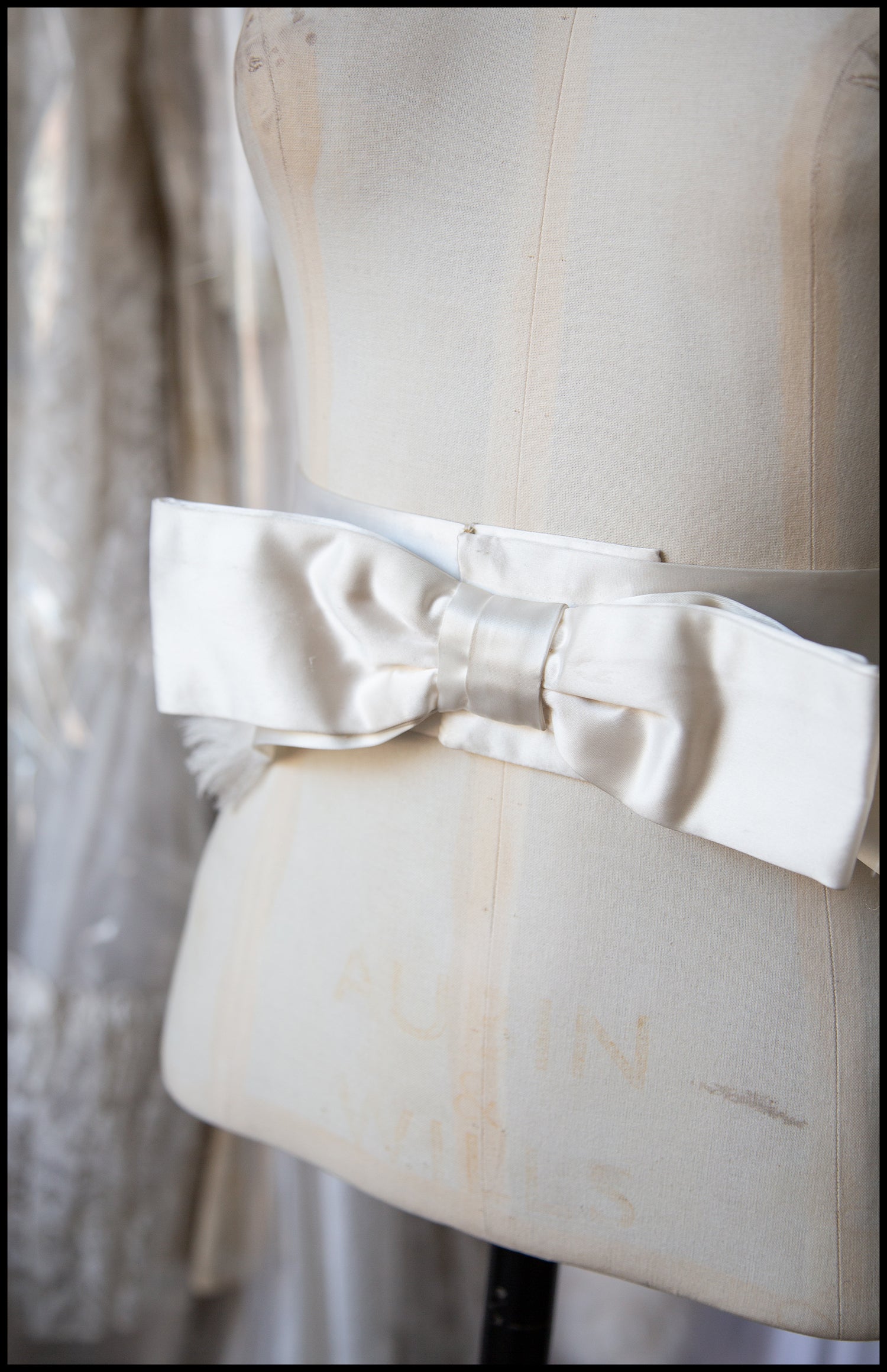 Vintage 1950s Ivory Satin Bow Belt S